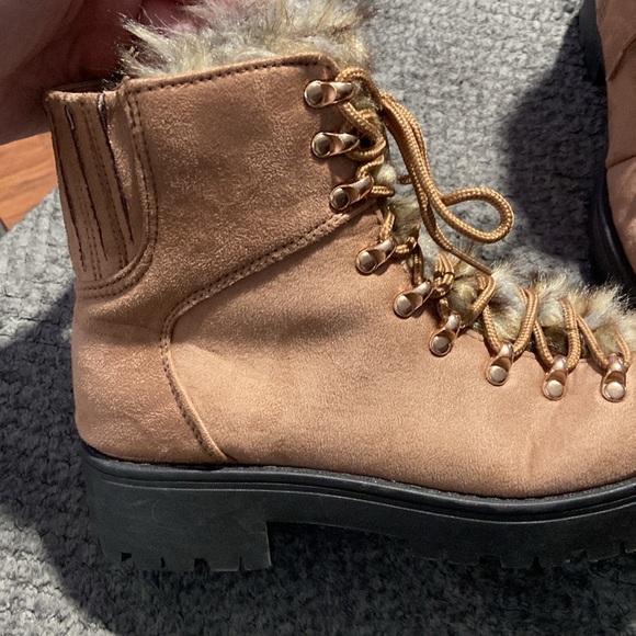 Size 7 JOURNEE COLLECTION womens lace up low heel TRAIL hiking boots - Picture 6 of 8